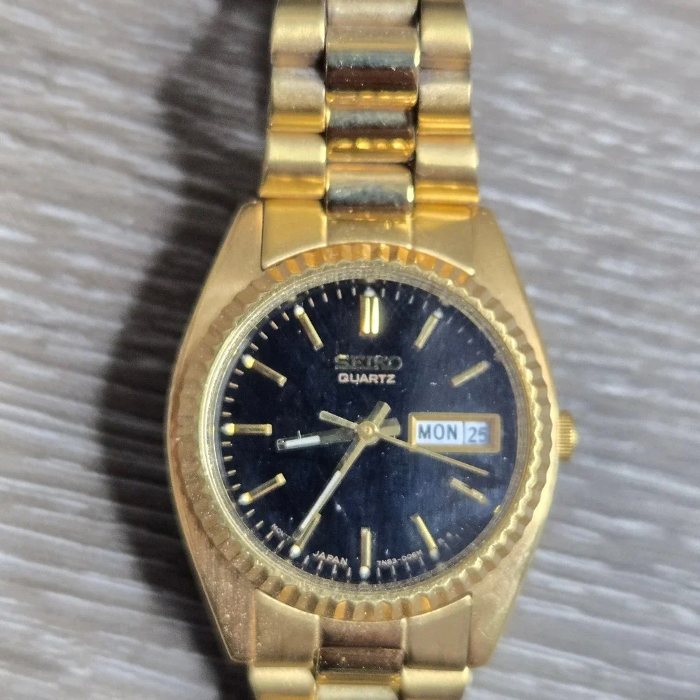 Seiko Quartz Women's Gold Tone Watch Black Dial Day Date Fluted Bezel 7N83-006M